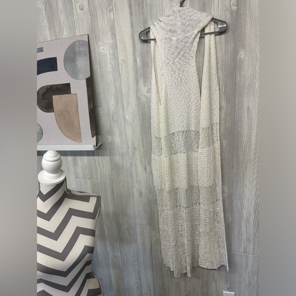 Alya Crochet Vest - Picture 2 of 5